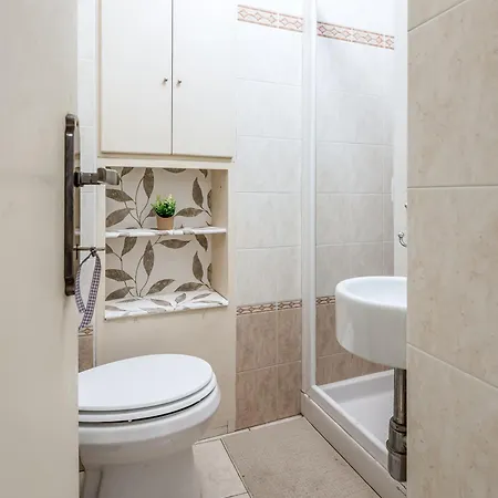 Hostly-santa Maria Tower Suite-just By The Tower Apartment *